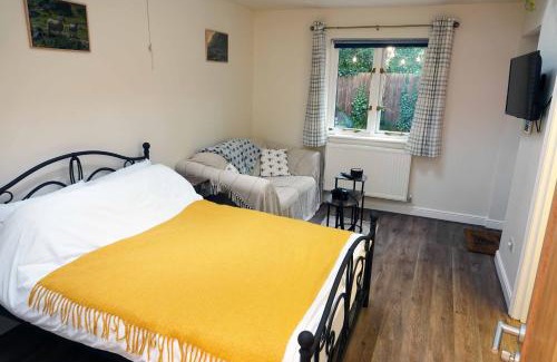 Milton Keynes House | Pet-Friendly Retreat at Holly Tree Hideaway - Rated 8.7/10