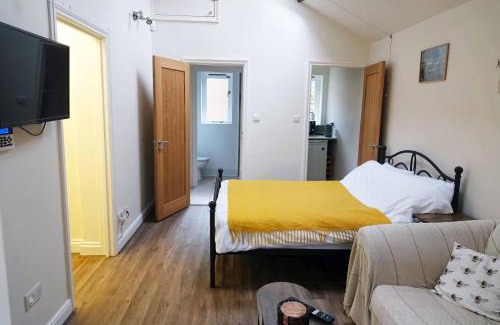 Milton Keynes House | Pet-Friendly Retreat at Holly Tree Hideaway - Rated 8.7/10
