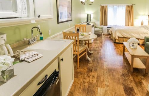 West Yarmouth Hotel | Discover Holly Tree Resort: Family-Friendly Getaway!