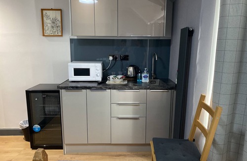 Oxford House | Welcoming Hollybush Guest House with Family-Friendly Amenities