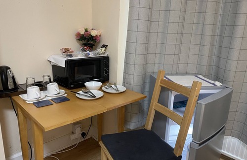 Oxford House | Welcoming Hollybush Guest House with Family-Friendly Amenities