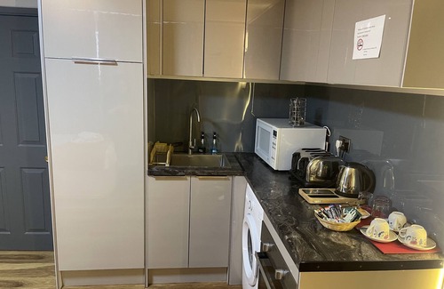 Oxford House | Welcoming Hollybush Guest House with Family-Friendly Amenities