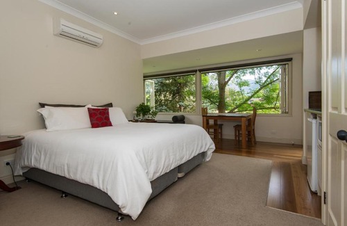 Macedon Bed & Breakfast | Hollyhock: 5-Star Stay with Breakfast & Family-Friendly Amenities