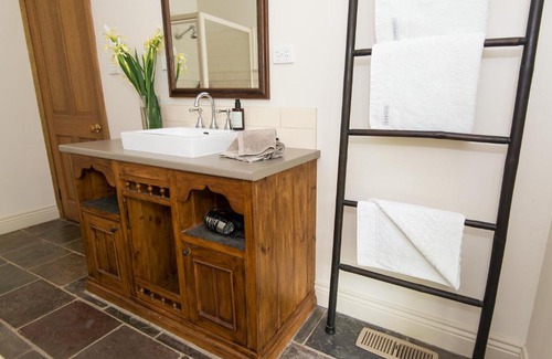 Macedon Bed & Breakfast | Hollyhock: 5-Star Stay with Breakfast & Family-Friendly Amenities
