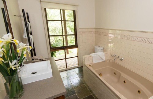 Macedon Bed & Breakfast | Hollyhock: 5-Star Stay with Breakfast & Family-Friendly Amenities