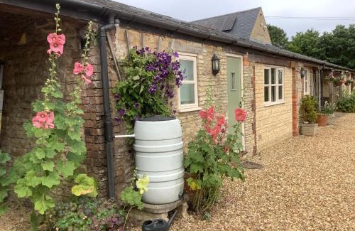 Castle Bytham House | Discover Hollyhock Cottage: Charming Clematis Retreat, 4-Star
