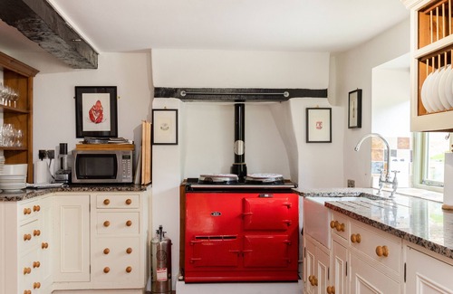 Witney House | Idyllic Hollyhock House: Pet-Friendly Cotswold Retreat