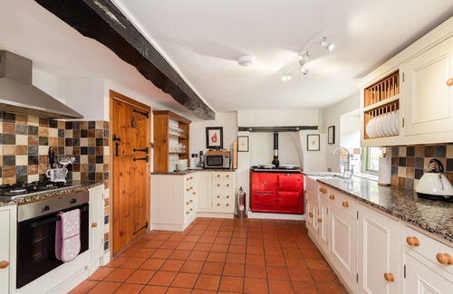 Witney House | Idyllic Hollyhock House: Pet-Friendly Cotswold Retreat