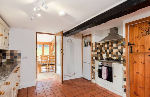 Witney House | Idyllic Hollyhock House: Pet-Friendly Cotswold Retreat