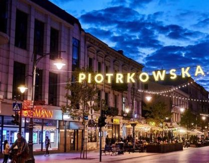 Srodmiescie Apartment | Chic Hollywood Apartment on Piotrkowska - Guest Rated 9.6
