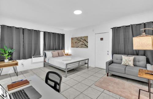 Downtown Hollywood Apartment | Relaxing Hollywood Beach Getaway Studio Suite for Families