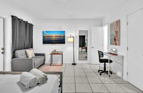 Downtown Hollywood Apartment | Relaxing Hollywood Beach Getaway Studio Suite for Families