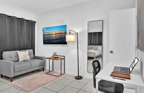 Downtown Hollywood Apartment | Relaxing Hollywood Beach Getaway Studio Suite for Families