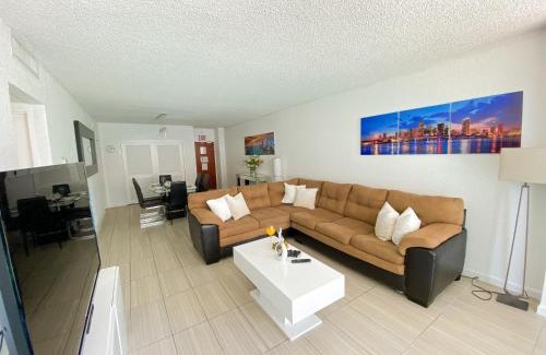 Hollywood South Central Beach Apartment | Unforgettable Beach Condo with Ocean View & Pool Access