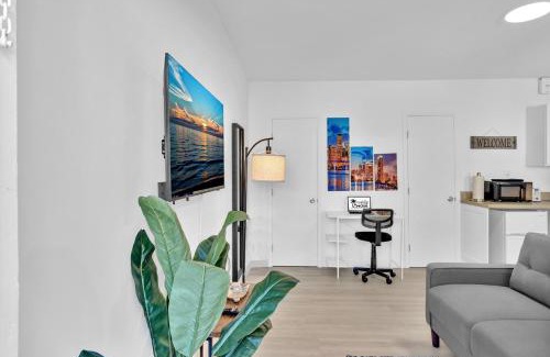 Downtown Hollywood Apartment | Beachside Hotel Suite Near Hollywood Blvd for Families