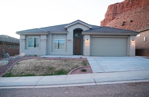 Kanab House | Hollywood Hangout - 4-Star Pet & Child Friendly Retreat