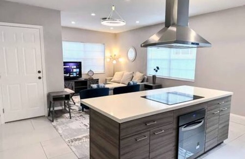 Hollywood House | Hollywood Hideaway Luxe 3BR Escape