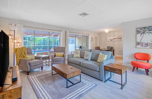 South Lake House | Hollywood Hideaway: Family-Friendly Retreat with Pool Access
