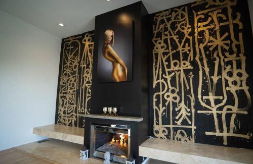 Hollywood Hills West Villa | Elegant Hollywood Hills Dream Mansion with Pool and Hot Tub