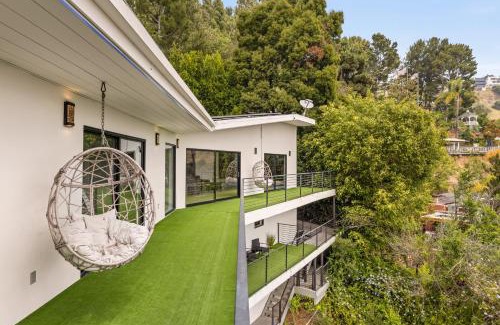 Hollywood Hills West Villa | Elegant Hollywood Hills Dream Mansion with Pool and Hot Tub