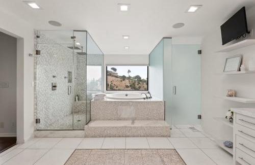 Hollywood Hills West Villa | Elegant Hollywood Hills Dream Mansion with Pool and Hot Tub