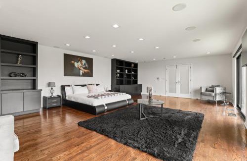 Hollywood Hills West Villa | Elegant Hollywood Hills Dream Mansion with Pool and Hot Tub
