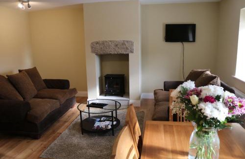 Hollywood House | Experience Hollywood House: 4-Star Stay with Dining & Family Perks