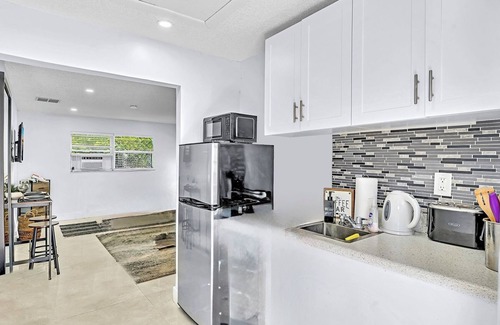 Little Ranches House | Spacious Hollywood Studio Steps from Beach & Casino