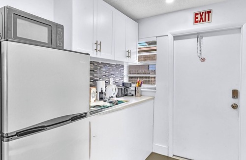 Little Ranches House | Spacious Hollywood Studio Steps from Beach & Casino