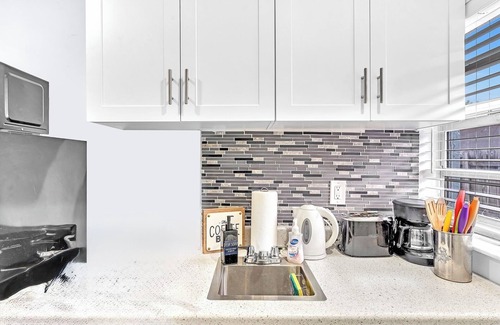 Little Ranches House | Spacious Hollywood Studio Steps from Beach & Casino