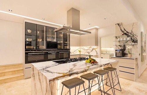 Camps Bay Villa | Elegant Hollywood Mansion & Spa with Oceanfront Views