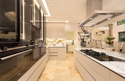 Camps Bay Villa | Elegant Hollywood Mansion & Spa with Oceanfront Views