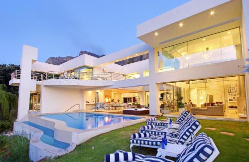 Camps Bay Villa | Exquisite Hollywood Mansion & Spa Camps Bay with Ocean Views