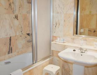 Los Cristianos Apartment | Experience Oceanfront Bliss at Hollywood Mirage Resort