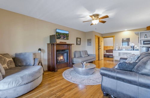 Stanardsville House | Hollywood Suite - Rm. 204: Top-Rated Family Getaway