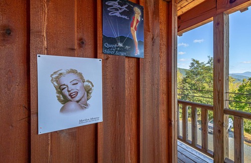 Stanardsville House | Hollywood Suite - Rm. 204: Top-Rated Family Getaway