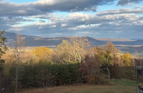 Stanardsville House | Hollywood Suite - Rm. 204: Top-Rated Family Getaway