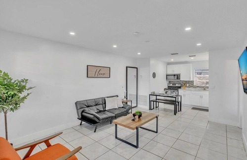 Royal Poinciana House | Ideal Hollywood Getaway Near the Beach - Pet Friendly!