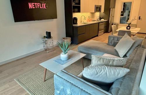 Los Angeles Apartment | Hollywood Walk of Fame Luxe 1Bed & 1Bath I Pool Gym & Parking!