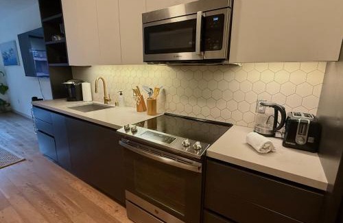 Los Angeles Apartment | Hollywood Walk of Fame Luxe 1Bed & 1Bath I Pool Gym & Parking!