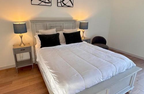 Los Angeles Apartment | Hollywood Walk of Fame Luxe 1Bed & 1Bath I Pool Gym & Parking!