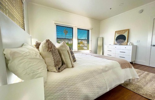 Hollywood Apartment | Explore Hollywood Walk of Fame Apartment - Pet Friendly Stay
