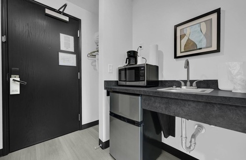 Etna Hotel | Relax at Holmes Suites Inn Columbus Pataskala - I-70 East