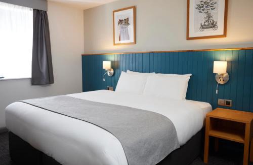 Wakefield Hotel | Inviting Holmfield Arms: Family-Friendly Stay with Breakfast
