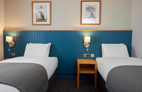 Wakefield Hotel | Inviting Holmfield Arms: Family-Friendly Stay with Breakfast