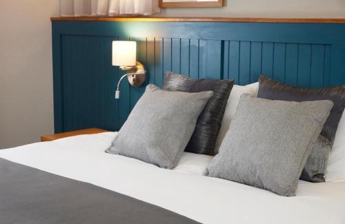 Wakefield Hotel | Inviting Holmfield Arms: Family-Friendly Stay with Breakfast