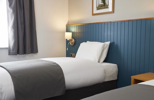 Wakefield Hotel | Welcoming Holmfield Arms: Family-Friendly with Great Amenities