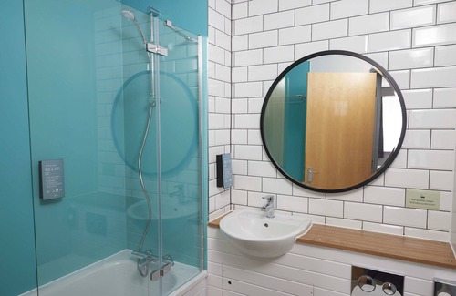 Wakefield Hotel | Welcoming Holmfield Arms: Family-Friendly with Great Amenities