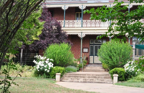 Bathurst Bed & Breakfast | Welcoming Holmhurst Guest House: Family-Friendly Retreat