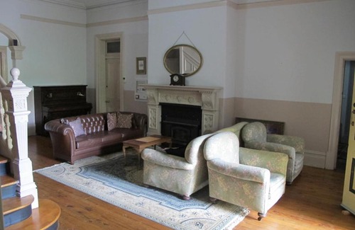 Bathurst Bed & Breakfast | Welcoming Holmhurst Guest House: Family-Friendly Retreat